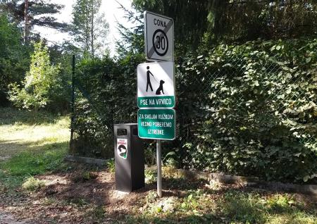 Koši za pasje iztrebke Begunje 02 foto Boštjan Otoničar